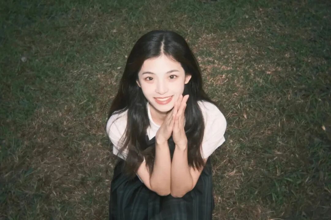 校园感写真9个好看的姿势，清纯甜美感直接拉满-第7张图片-风享汇