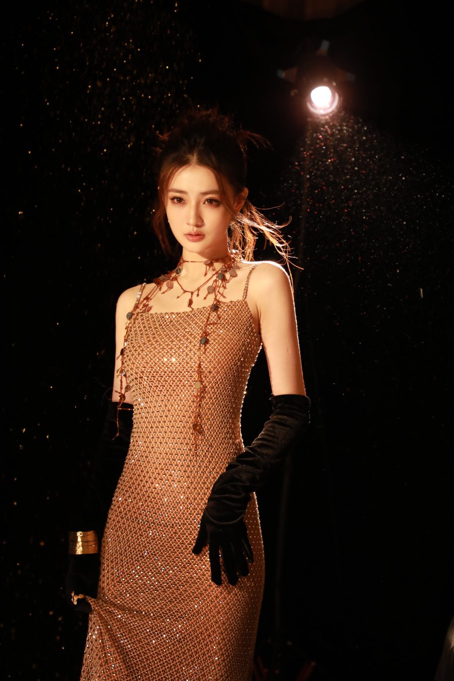 徐璐鎏金礼服，化身暗夜女神-第5张图片-风享汇
