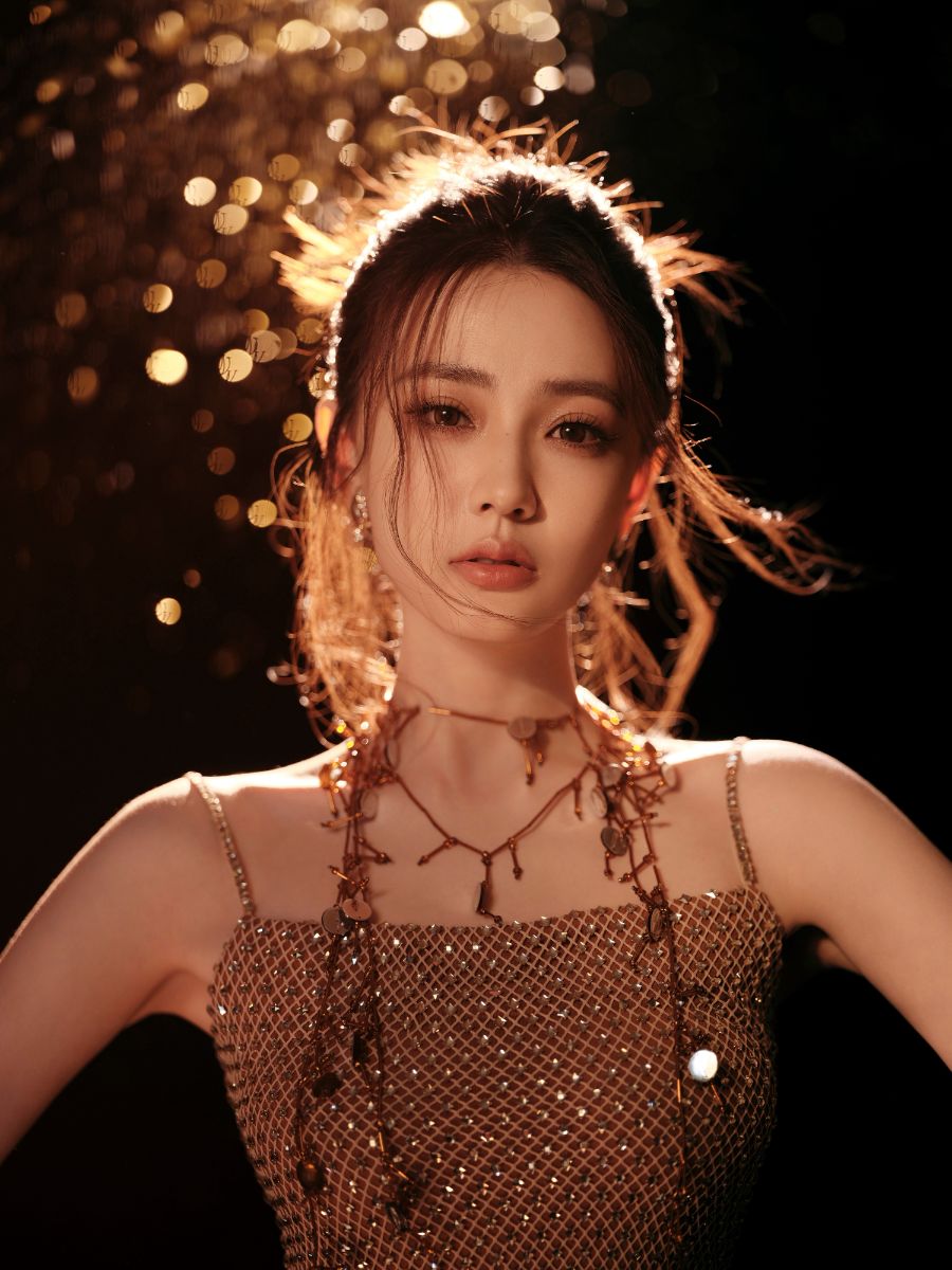 徐璐鎏金礼服，化身暗夜女神-第1张图片-风享汇