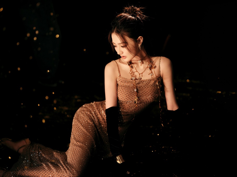 徐璐鎏金礼服，化身暗夜女神-第6张图片-风享汇