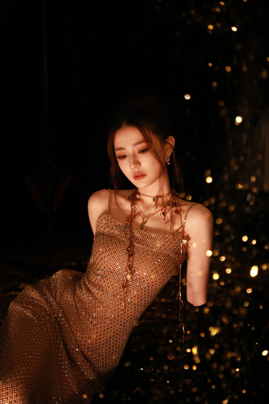 徐璐鎏金礼服，化身暗夜女神-第8张图片-风享汇
