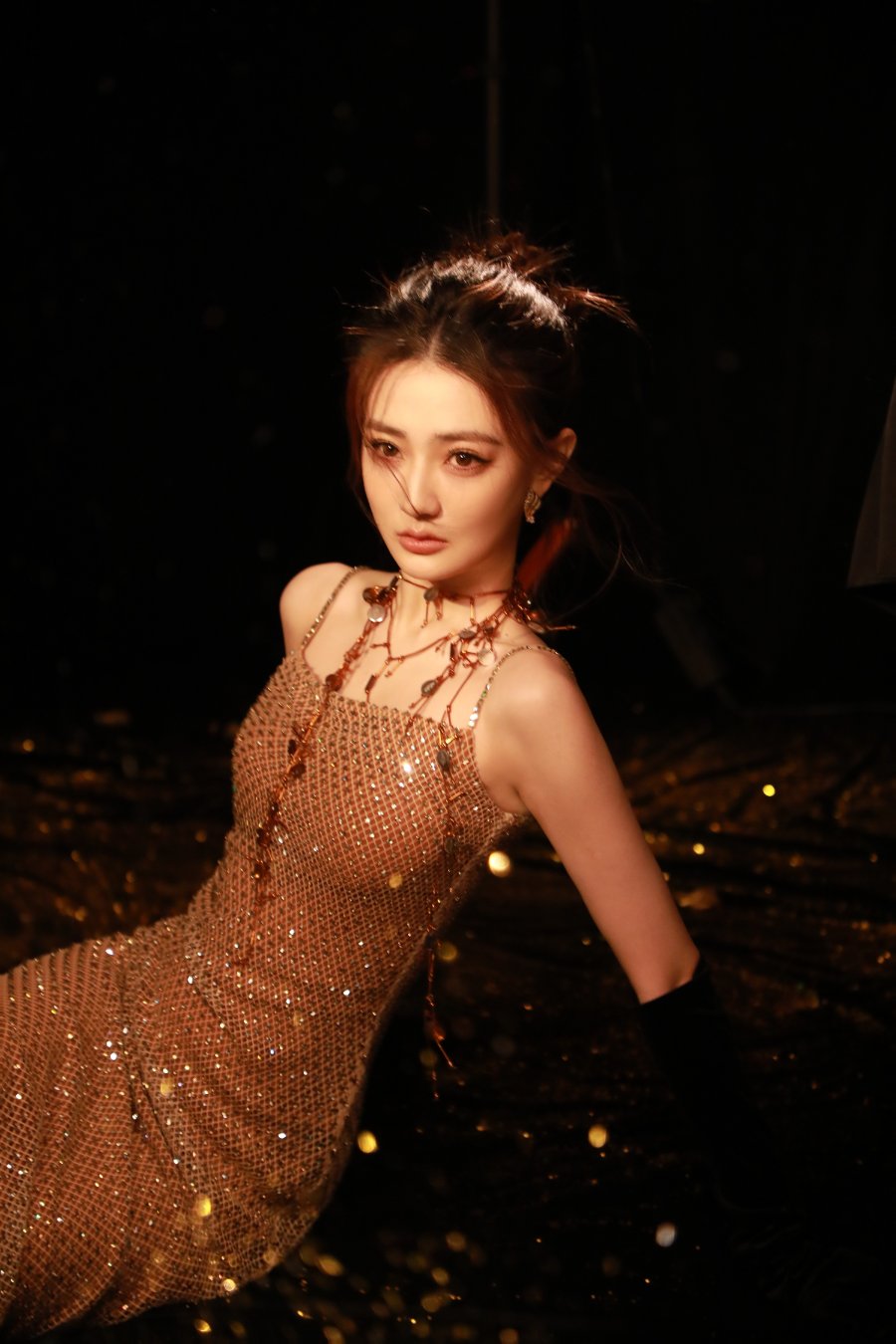 徐璐鎏金礼服，化身暗夜女神-第7张图片-风享汇
