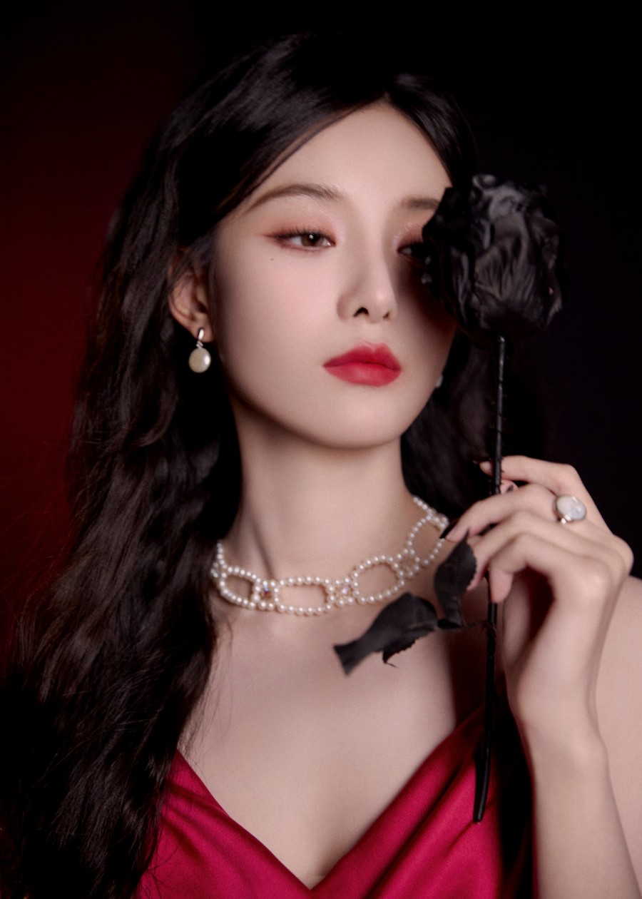 徐艺洋红裙绸缎，优雅又妩媚-第12张图片-风享汇