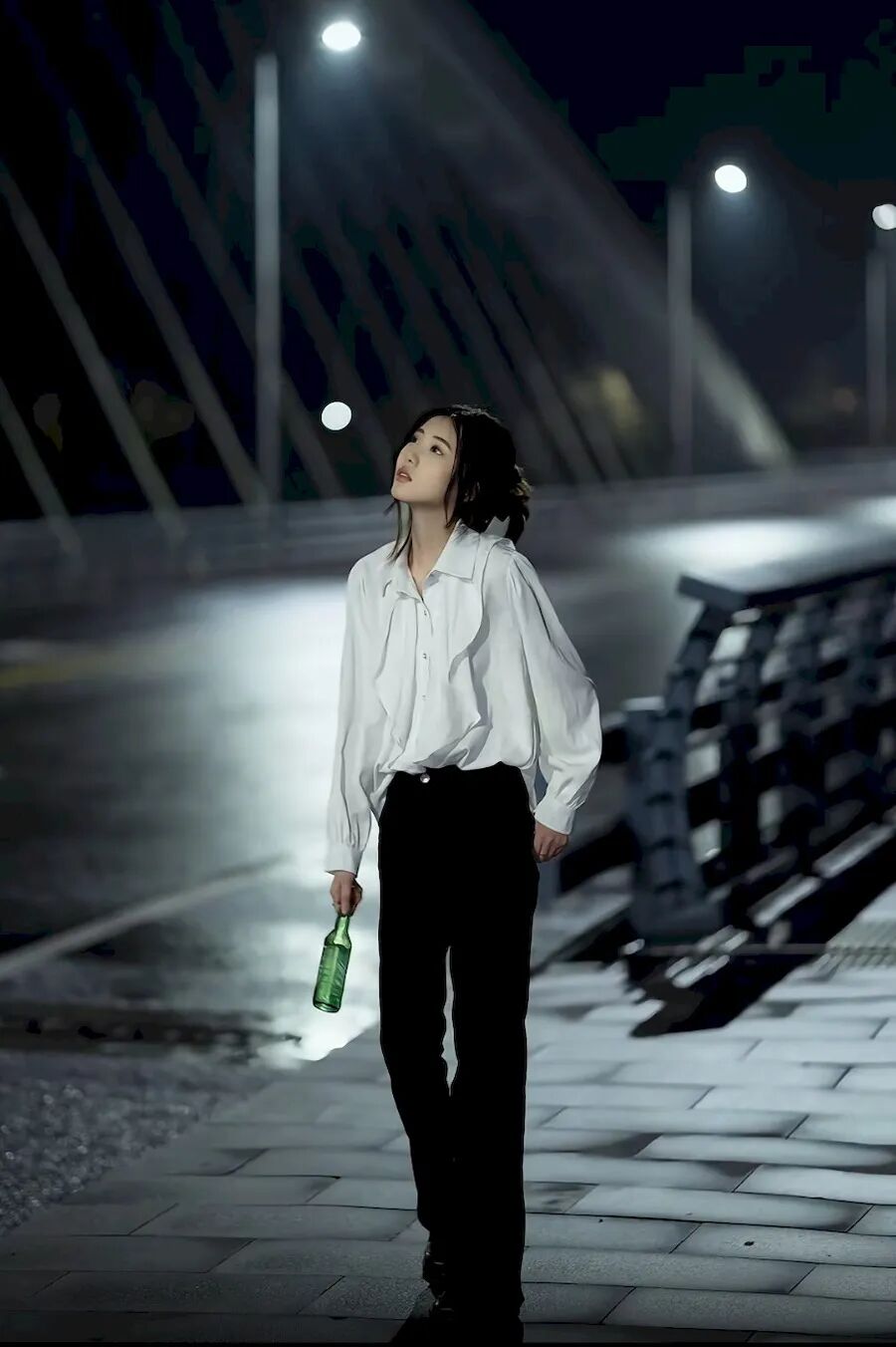 夜灯故事感：6个路灯拍照姿势，氛围感拉满的情绪大片-第4张图片-风享汇