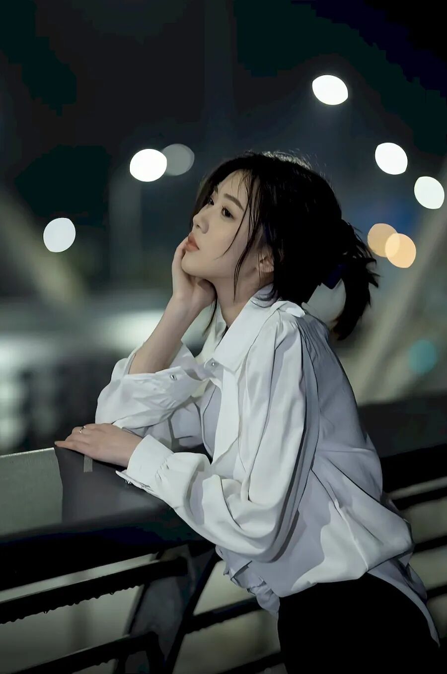 夜灯故事感：6个路灯拍照姿势，氛围感拉满的情绪大片-第5张图片-风享汇