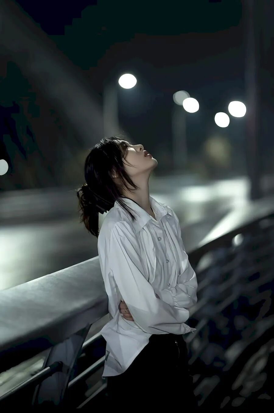 夜灯故事感：6个路灯拍照姿势，氛围感拉满的情绪大片-第7张图片-风享汇