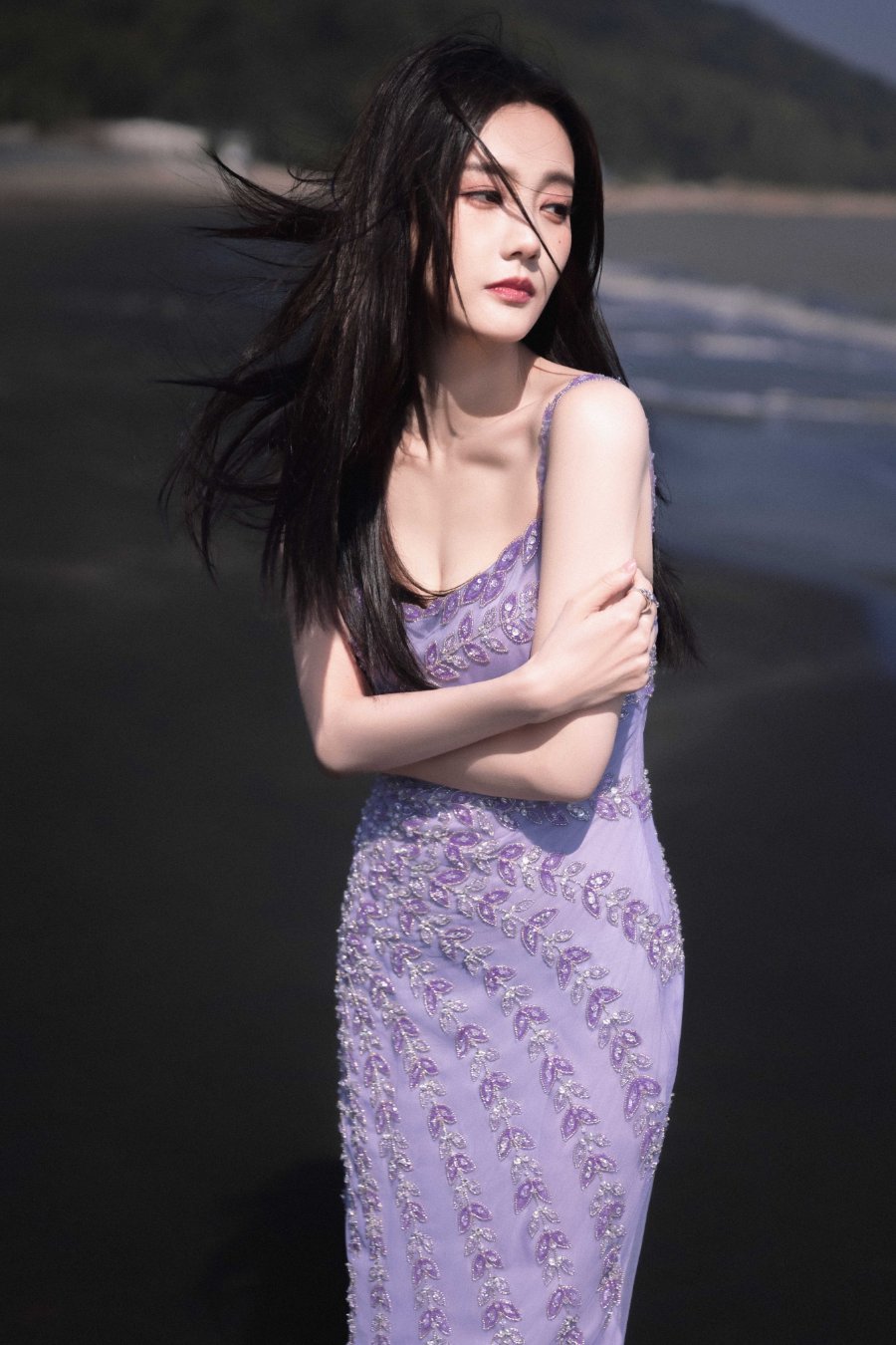 李一桐淡紫色吊带裙，肌肤如雪，身材纤细-第1张图片-风享汇