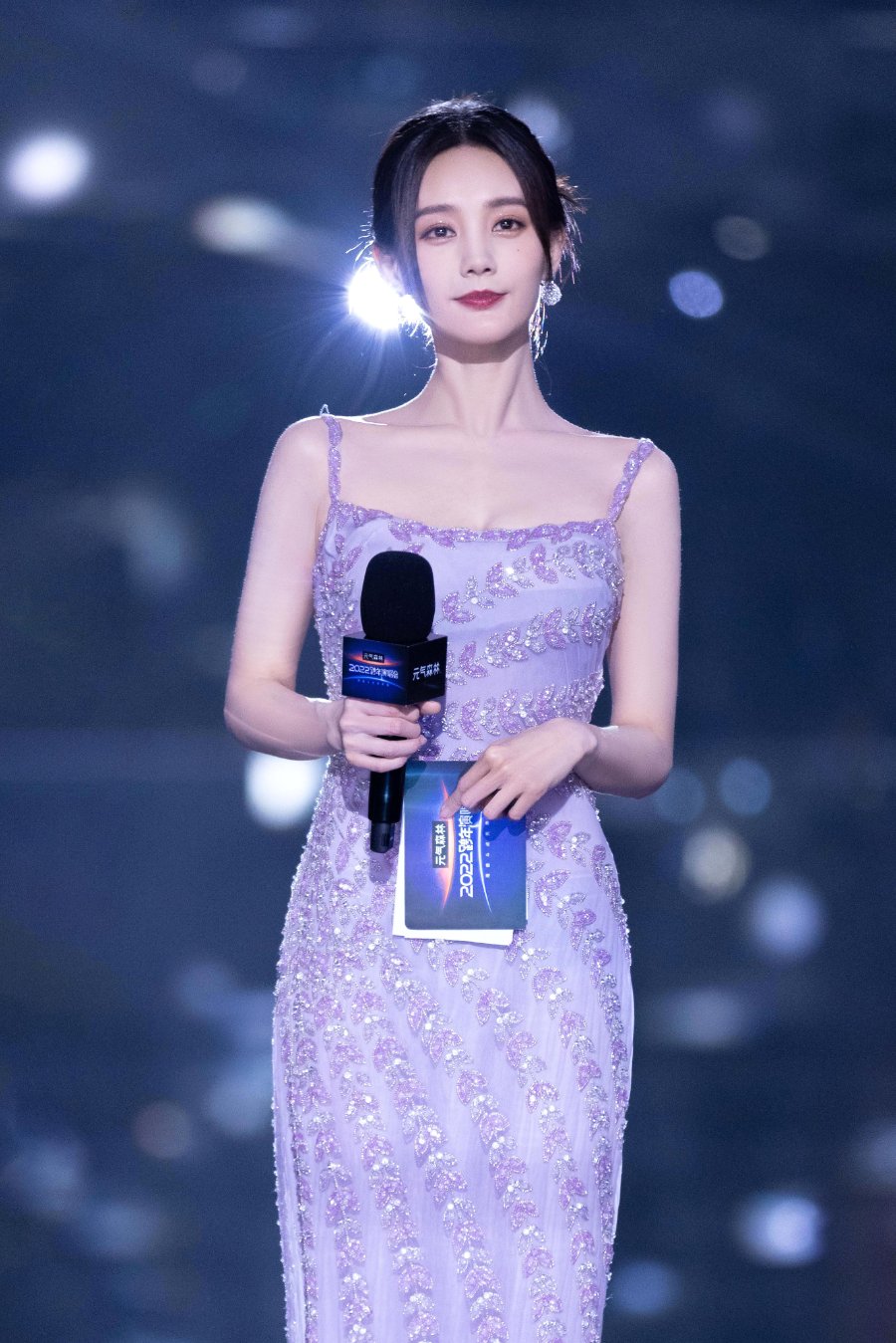 李一桐淡紫色吊带裙，肌肤如雪，身材纤细-第8张图片-风享汇