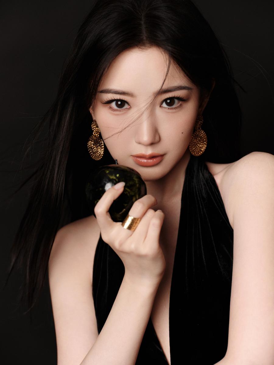 毛晓彤，黑系绝美写真-第1张图片-风享汇