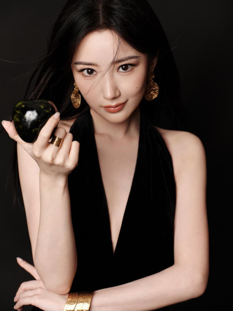 毛晓彤，黑系绝美写真-第3张图片-风享汇