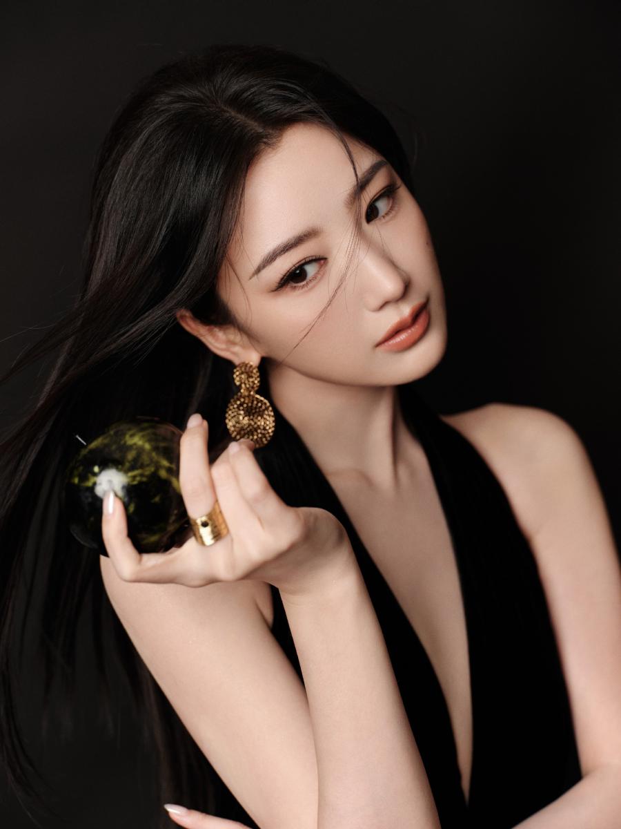 毛晓彤，黑系绝美写真-第8张图片-风享汇