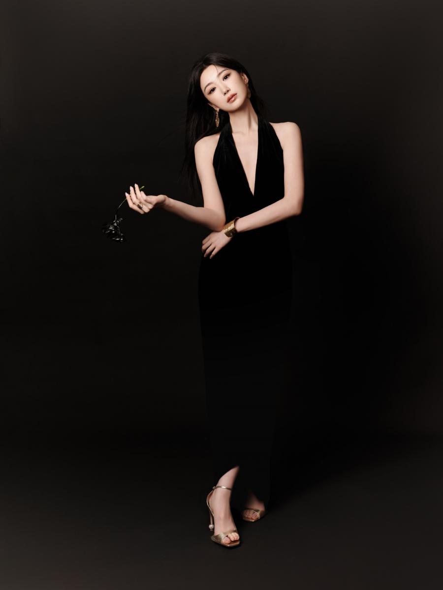 毛晓彤，黑系绝美写真-第10张图片-风享汇