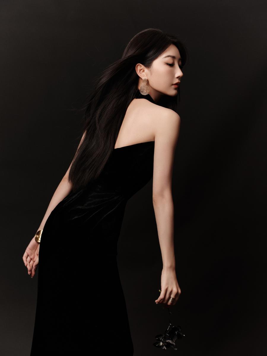 毛晓彤，黑系绝美写真-第14张图片-风享汇