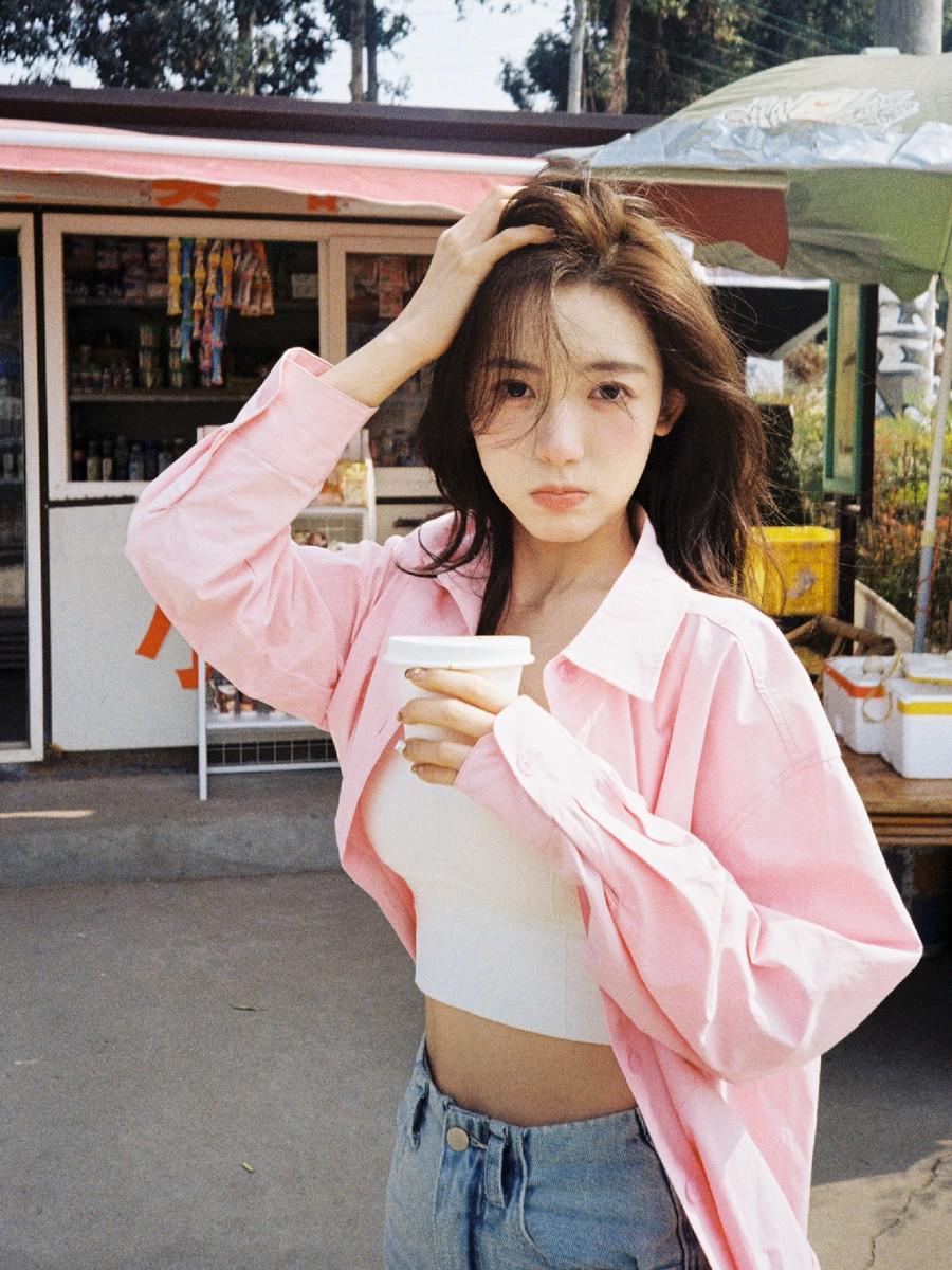 街边小店拍照指南｜7 个摆姿，轻松拍出自然感美照-第8张图片-风享汇