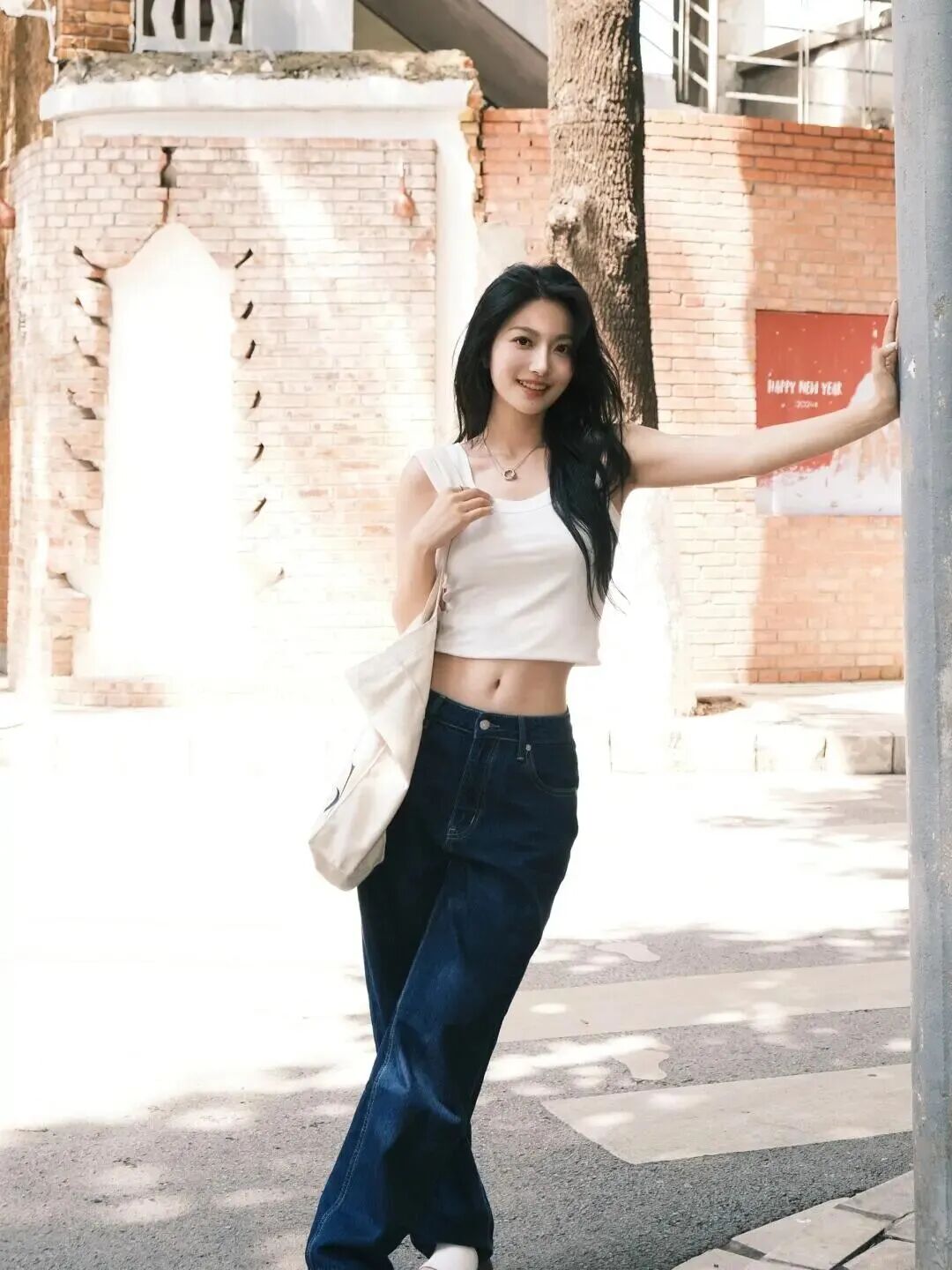 街拍姿势不用愁!8个万能pose,轻松拍出氛围感美照-第3张图片-风享汇 街拍姿势不用愁!8个万能pose,轻松拍出氛围感美照-第3张图片-风享汇