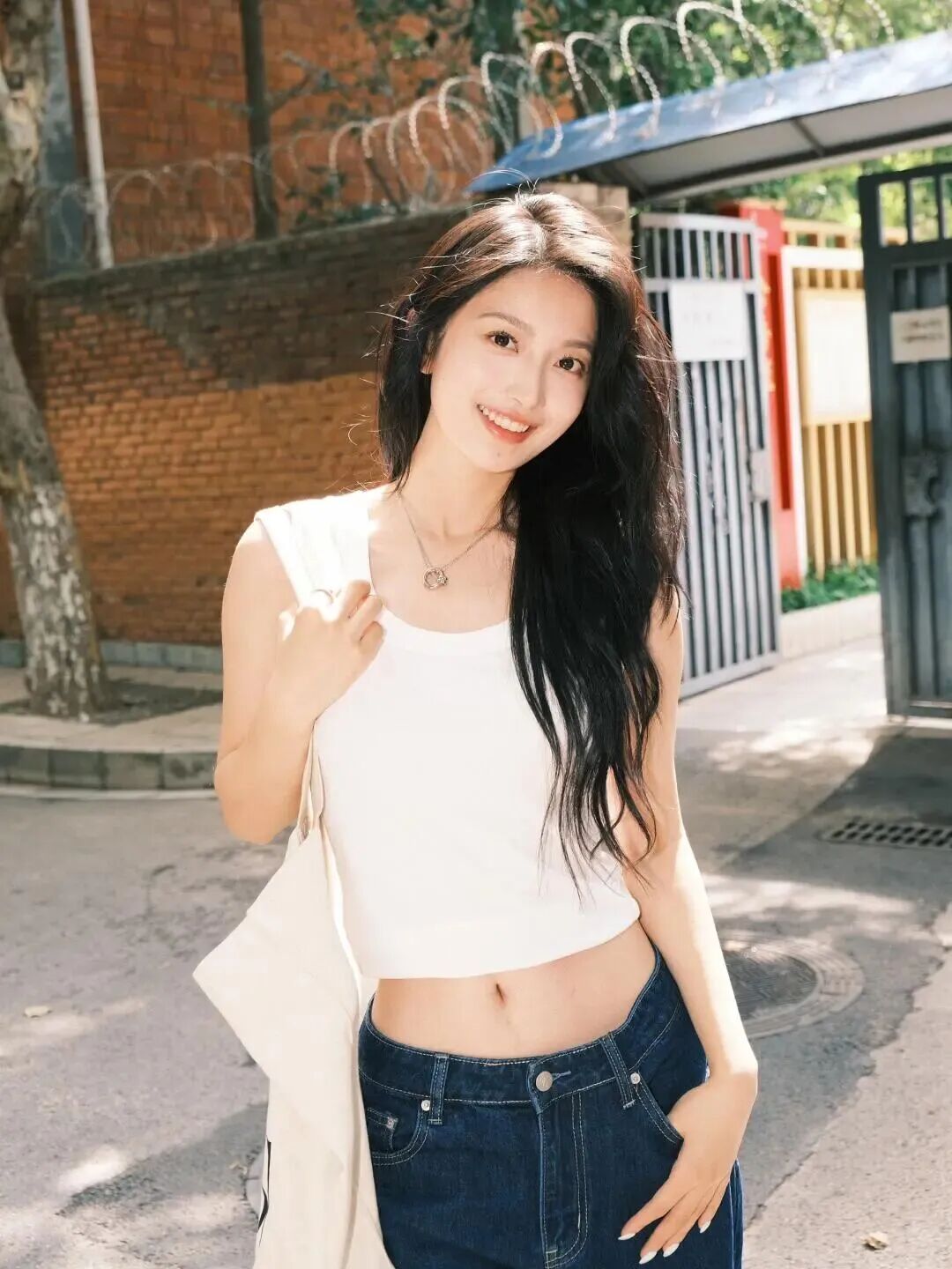 街拍姿势不用愁!8个万能pose,轻松拍出氛围感美照-第5张图片-风享汇 街拍姿势不用愁!8个万能pose,轻松拍出氛围感美照-第5张图片-风享汇