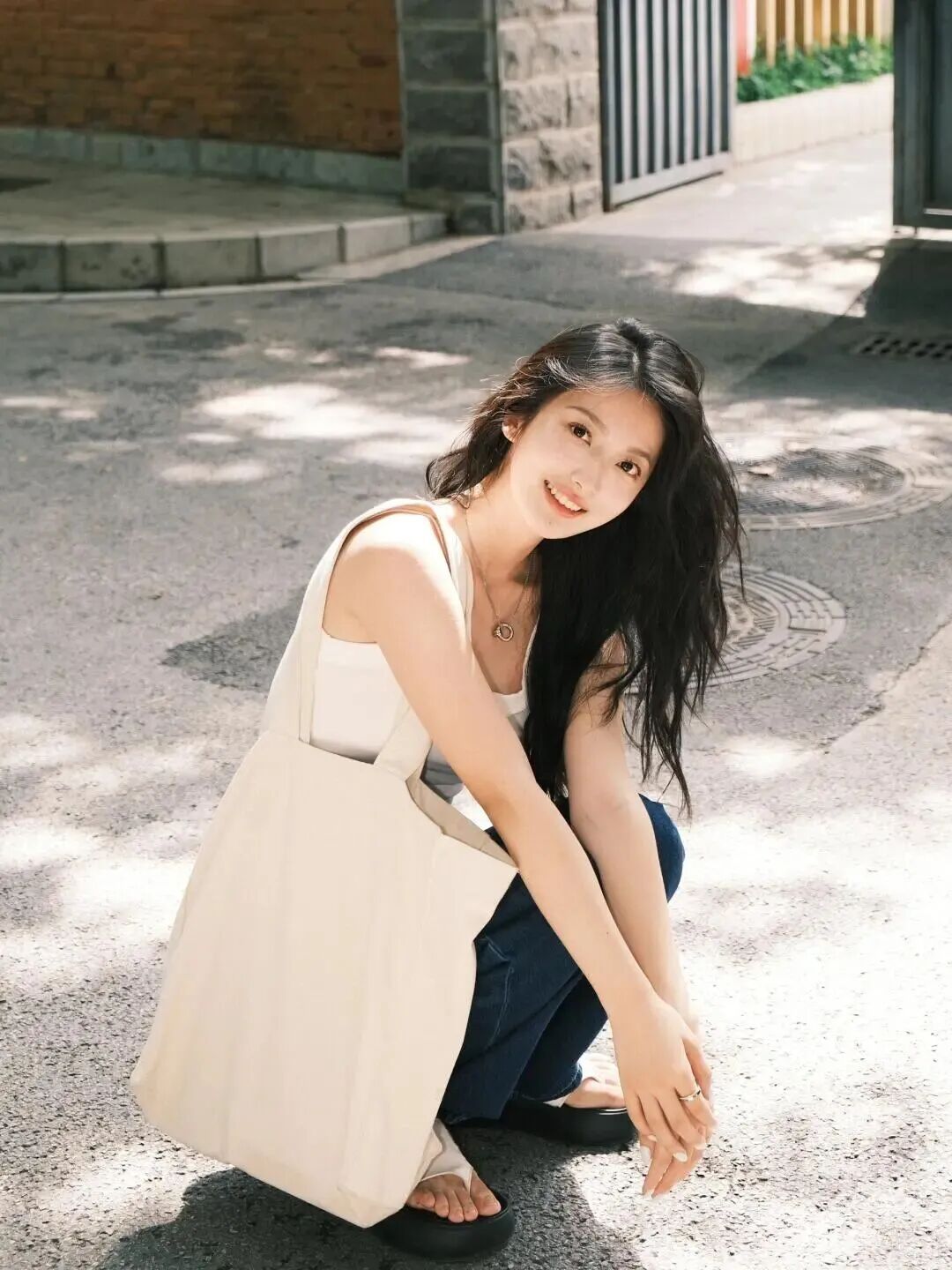 街拍姿势不用愁!8个万能pose,轻松拍出氛围感美照-第4张图片-风享汇 街拍姿势不用愁!8个万能pose,轻松拍出氛围感美照-第4张图片-风享汇