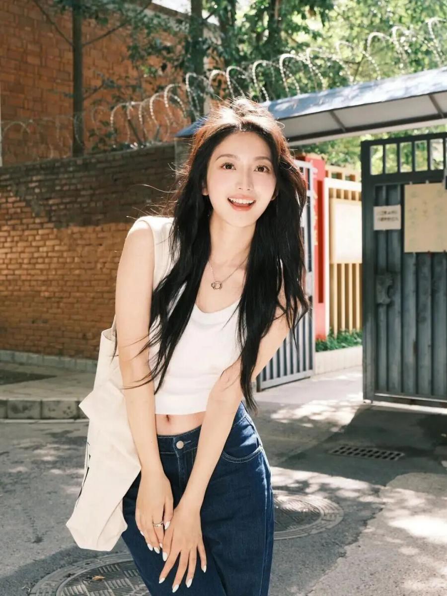 街拍姿势不用愁!8个万能pose,轻松拍出氛围感美照-第6张图片-风享汇 街拍姿势不用愁!8个万能pose,轻松拍出氛围感美照-第6张图片-风享汇