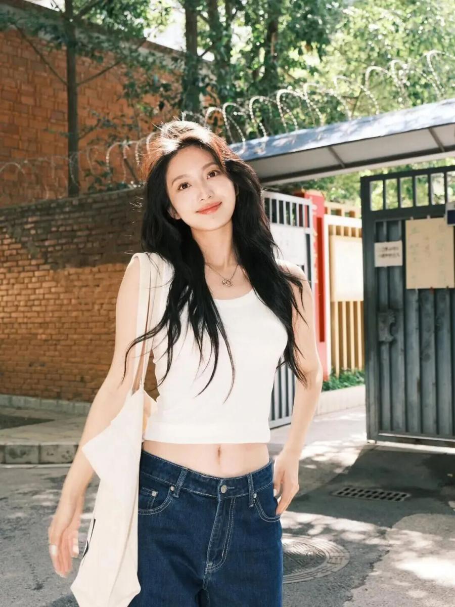 街拍姿势不用愁!8个万能pose,轻松拍出氛围感美照-第9张图片-风享汇 街拍姿势不用愁!8个万能pose,轻松拍出氛围感美照-第9张图片-风享汇