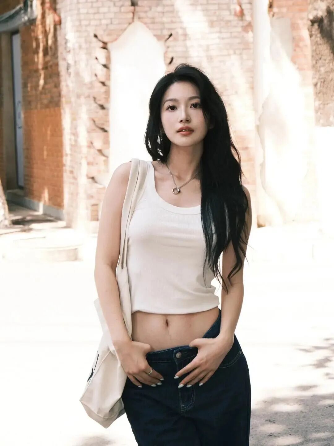 街拍姿势不用愁!8个万能pose,轻松拍出氛围感美照-第8张图片-风享汇 街拍姿势不用愁!8个万能pose,轻松拍出氛围感美照-第8张图片-风享汇