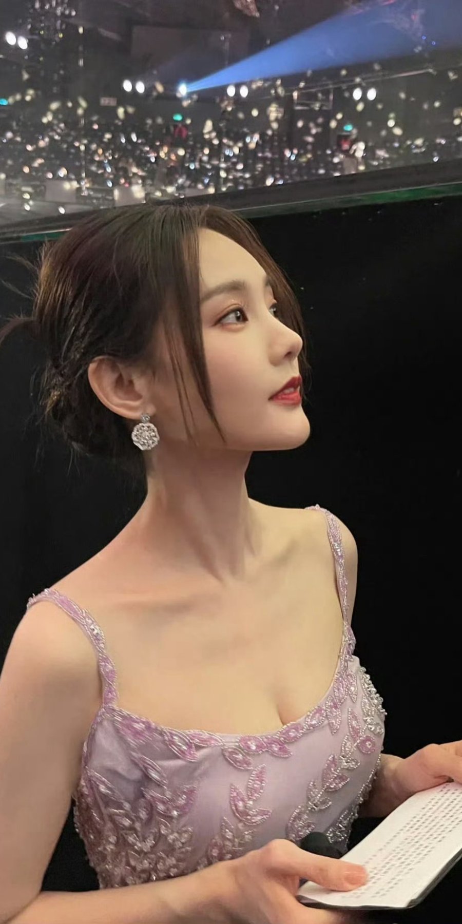 李一桐淡紫色吊带裙，肌肤如雪，身材纤细-第14张图片-风享汇