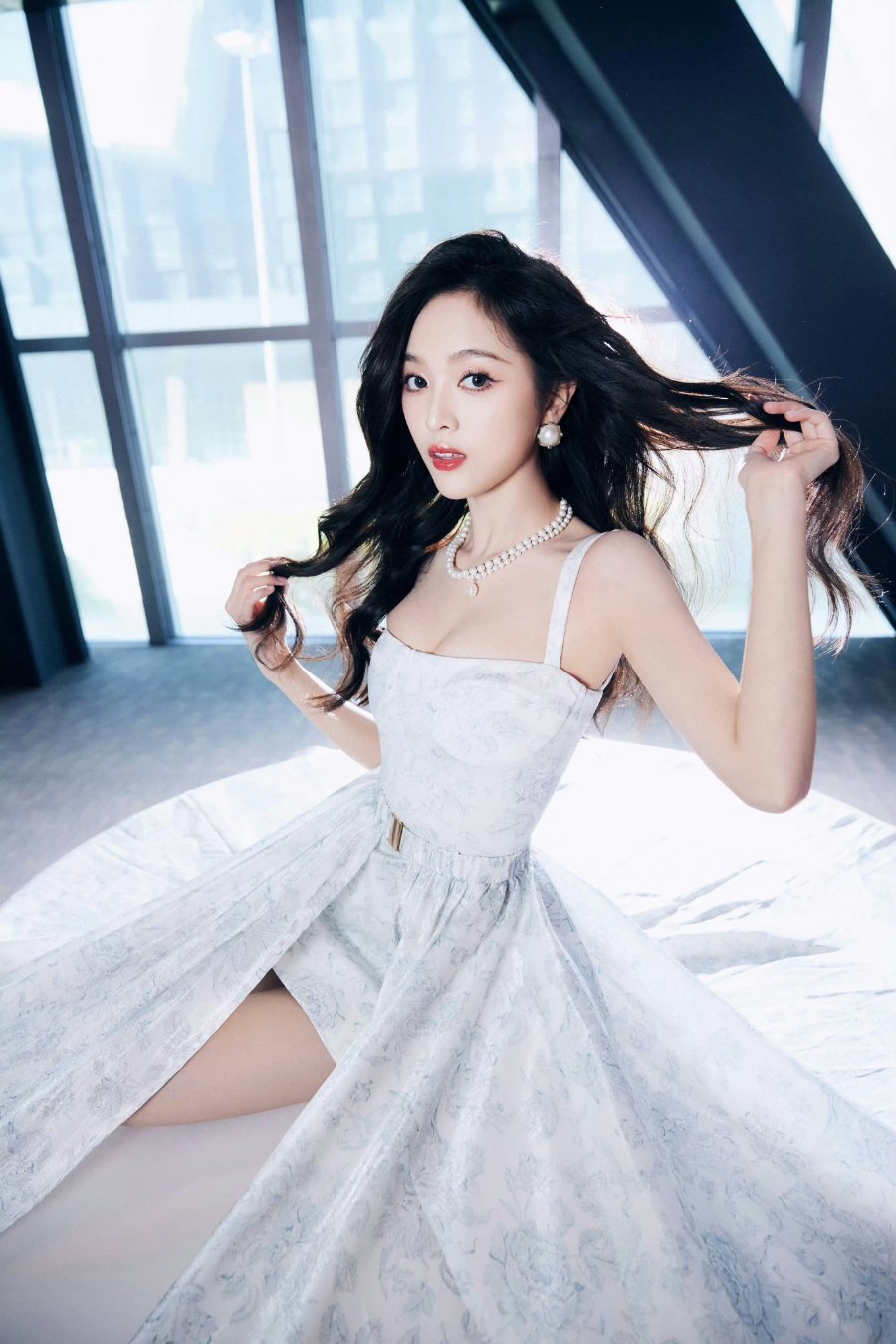 吴宣仪一袭白裙小露美腿，恰是温柔-第6张图片-风享汇