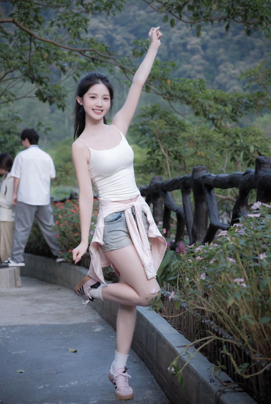 户外拍照姿势指南｜7个姿势，轻松拍出自然美照-第2张图片-风享汇
