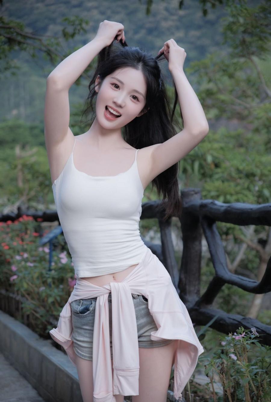 户外拍照姿势指南｜7个姿势，轻松拍出自然美照-第3张图片-风享汇