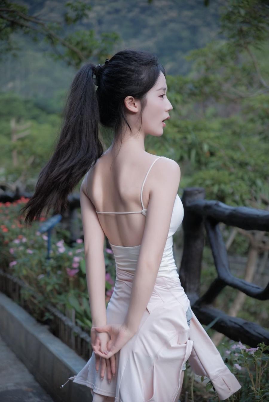 户外拍照姿势指南｜7个姿势，轻松拍出自然美照-第5张图片-风享汇