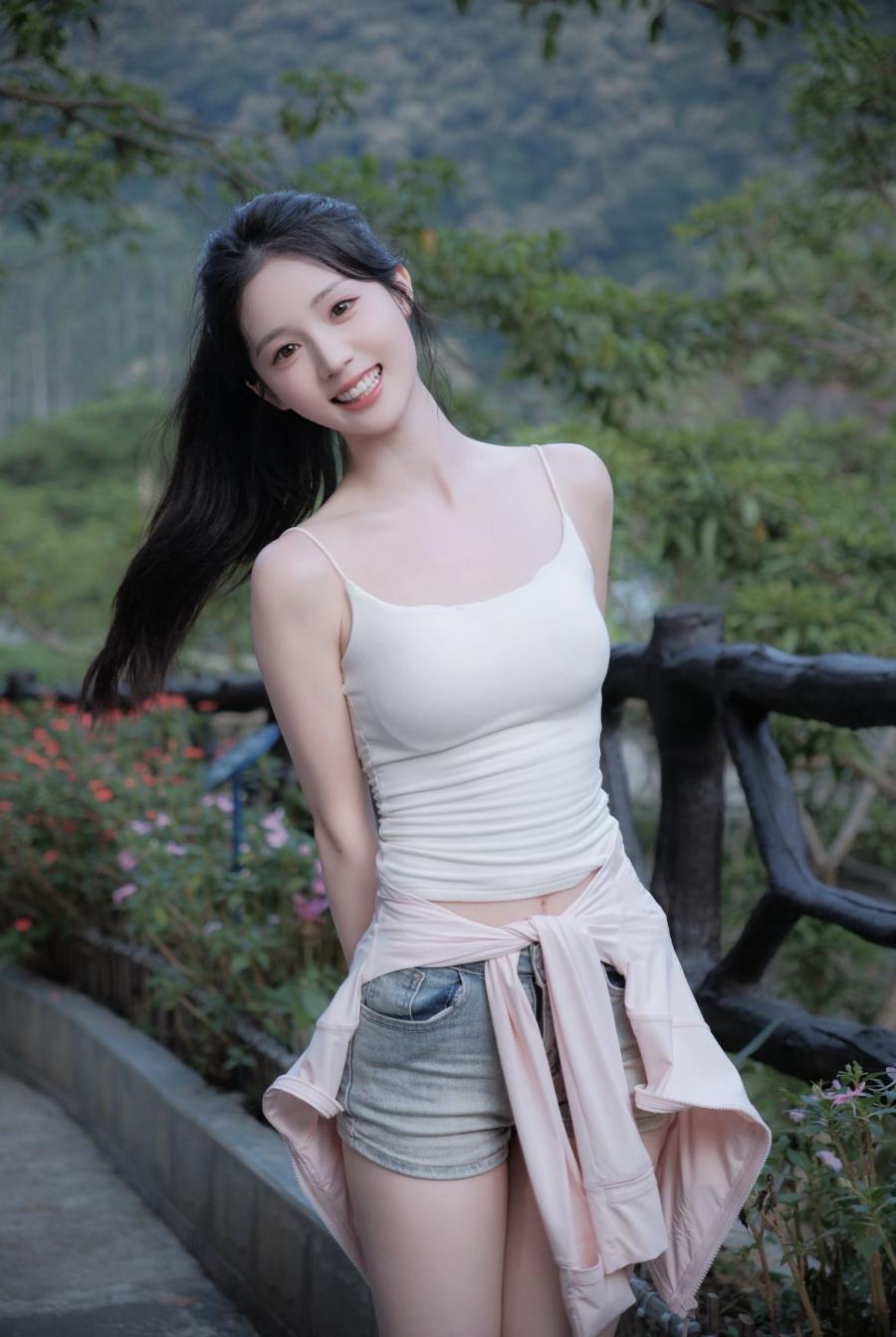 户外拍照姿势指南｜7个姿势，轻松拍出自然美照-第7张图片-风享汇