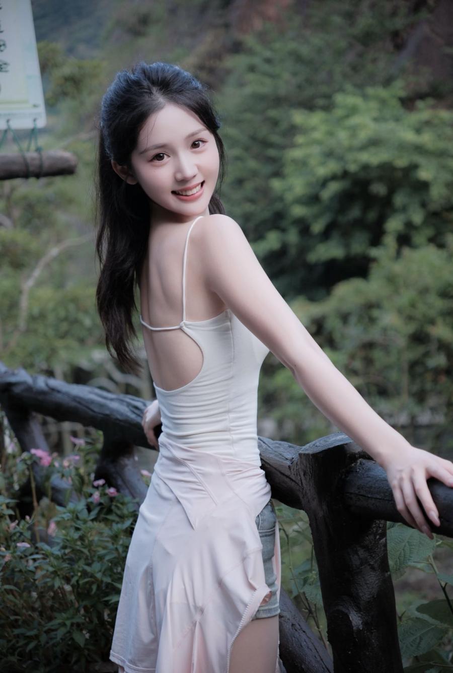 户外拍照姿势指南｜7个姿势，轻松拍出自然美照-第8张图片-风享汇