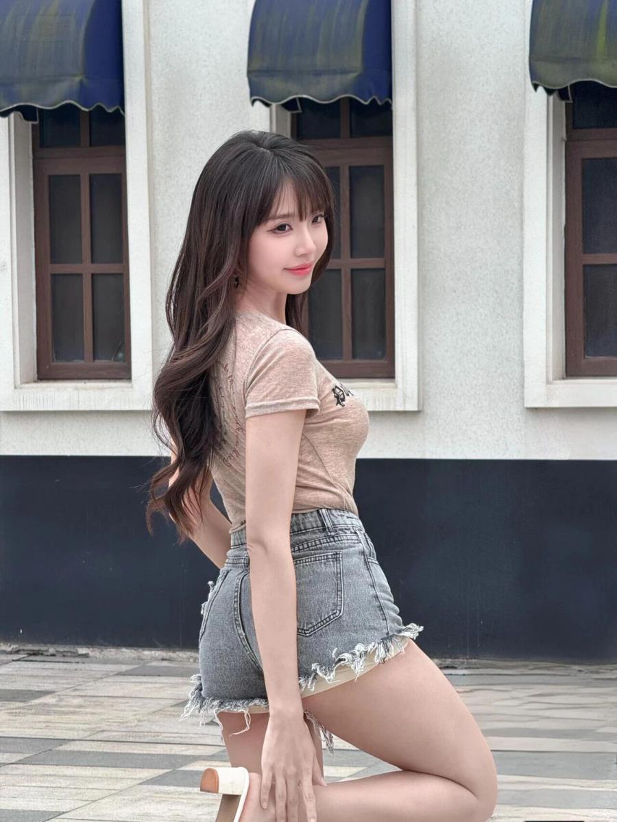 牛仔短裤怎么拍更出片？8个姿势让你秒变街头潮人-第7张图片-风享汇