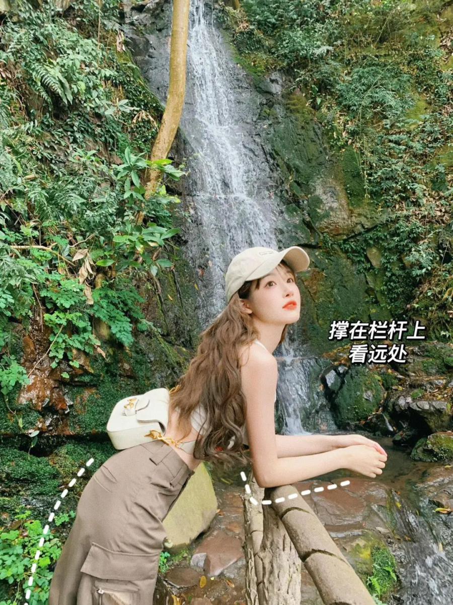 山林徒步怎么拍？9 个 “自然不做作” 摆姿，轻松拿捏氛围感！-第3张图片-风享汇