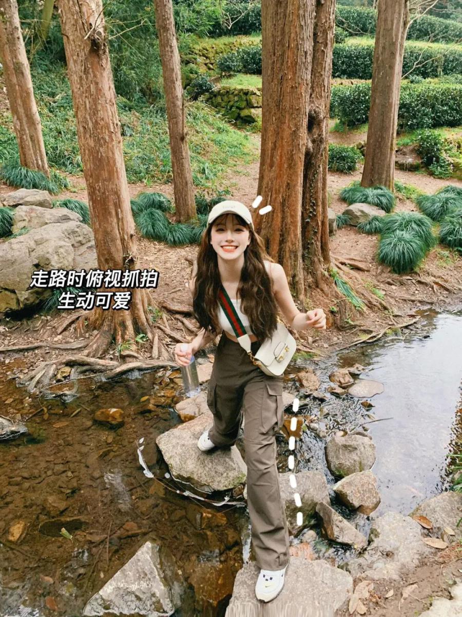 山林徒步怎么拍？9 个 “自然不做作” 摆姿，轻松拿捏氛围感！-第9张图片-风享汇