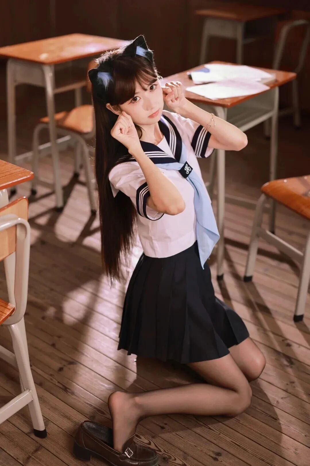 教室几个少女感拍照姿势,拍出韩系女友感-第4张图片-风享汇 教室几个少女感拍照姿势,拍出韩系女友感-第4张图片-风享汇