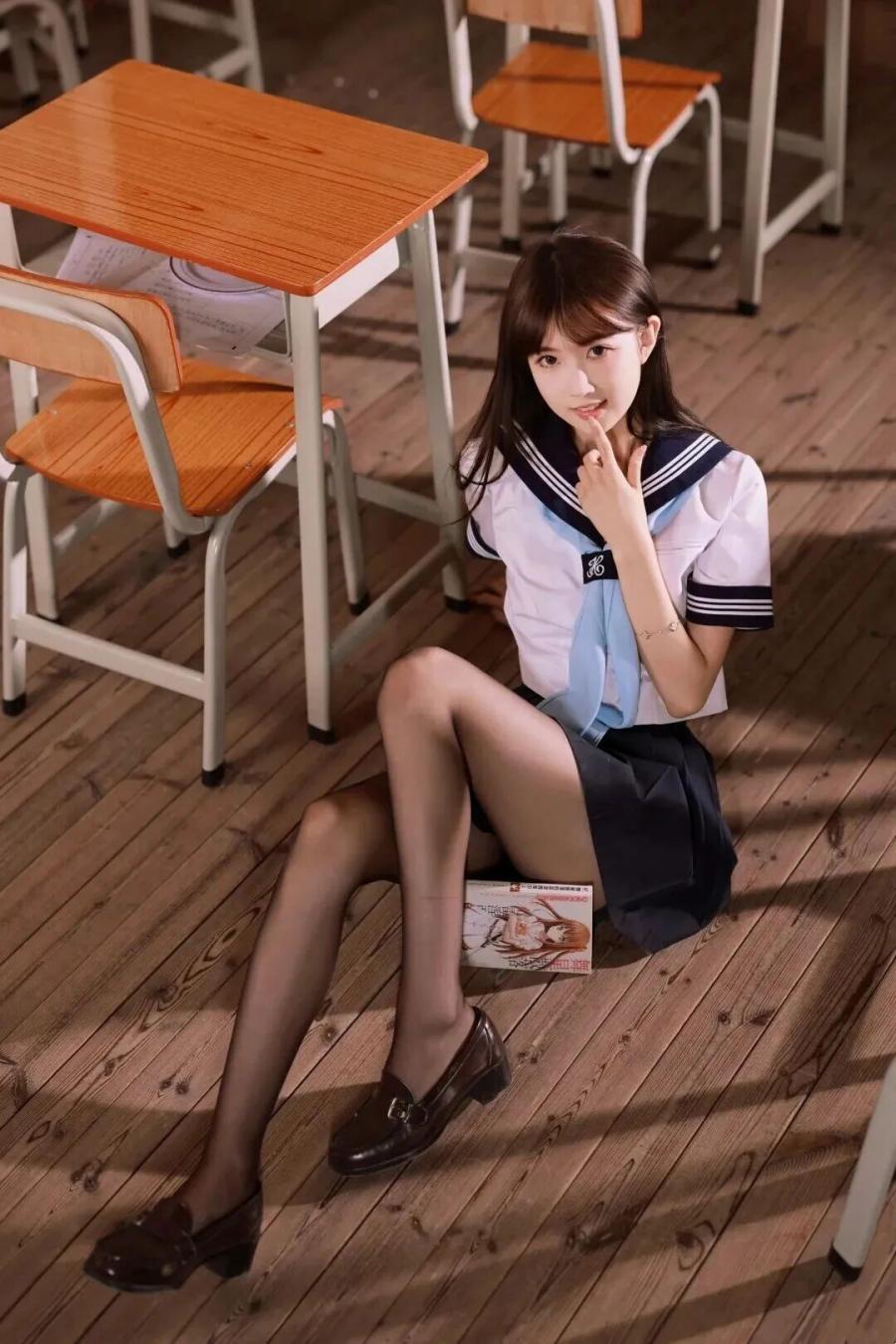 教室几个少女感拍照姿势,拍出韩系女友感-第7张图片-风享汇 教室几个少女感拍照姿势,拍出韩系女友感-第7张图片-风享汇