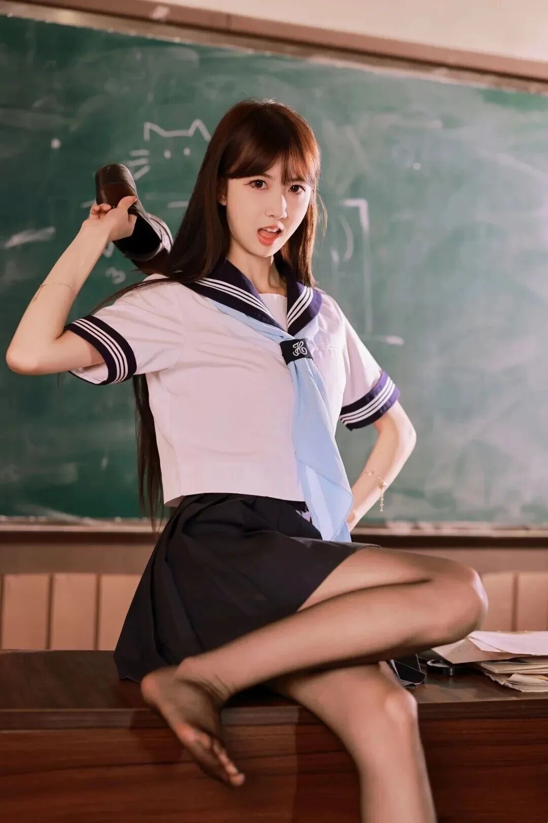 教室几个少女感拍照姿势,拍出韩系女友感-第10张图片-风享汇 教室几个少女感拍照姿势,拍出韩系女友感-第10张图片-风享汇