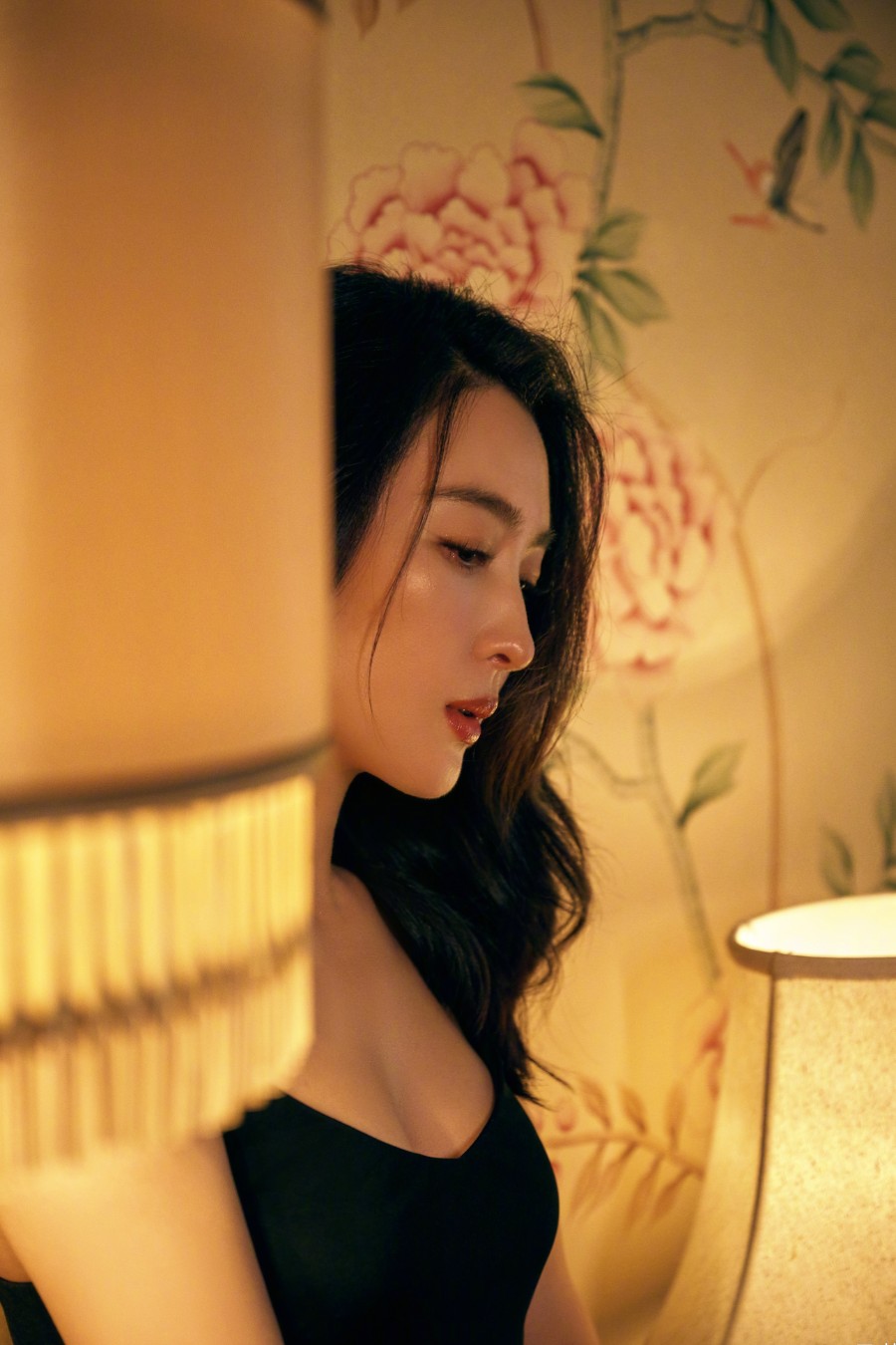 马苏黑衣妆造，优雅柔美-第2张图片-风享汇