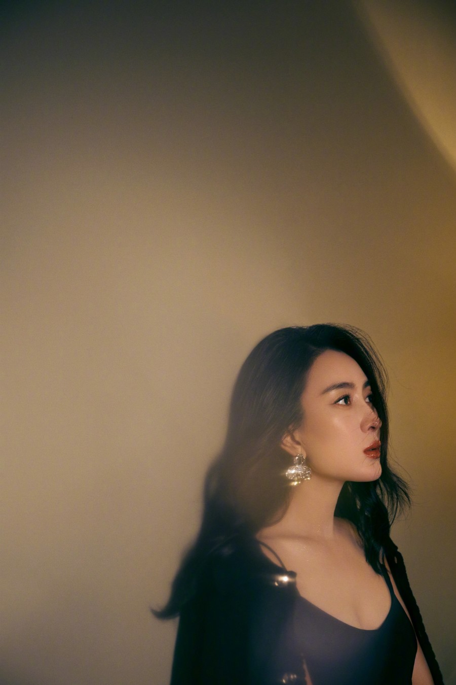 马苏黑衣妆造，优雅柔美-第4张图片-风享汇