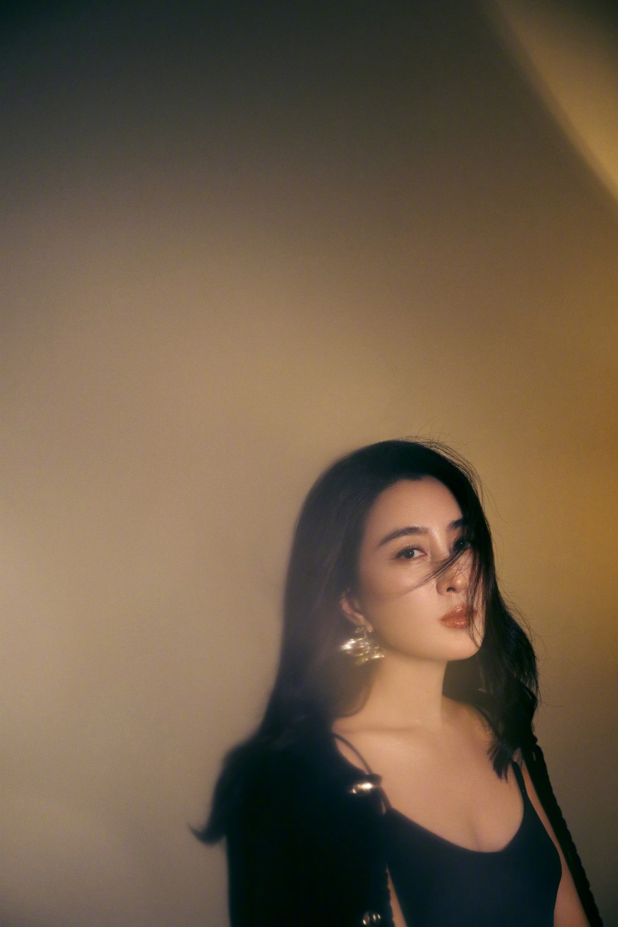 马苏黑衣妆造，优雅柔美-第3张图片-风享汇