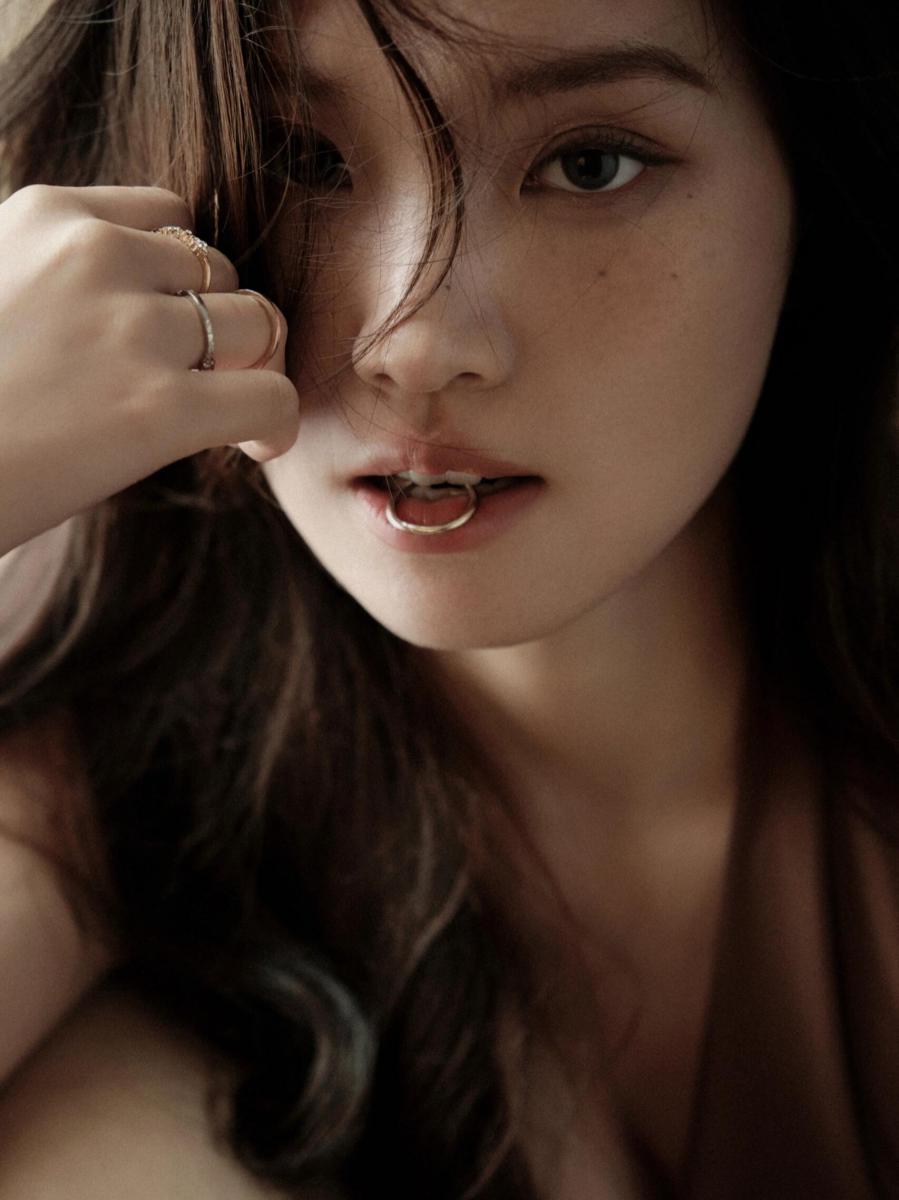 慵懒松弛美女写真，透露着野心与欲望-第5张图片-风享汇