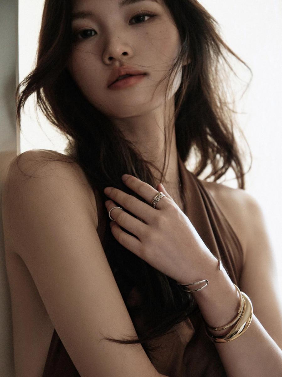 慵懒松弛美女写真，透露着野心与欲望-第7张图片-风享汇