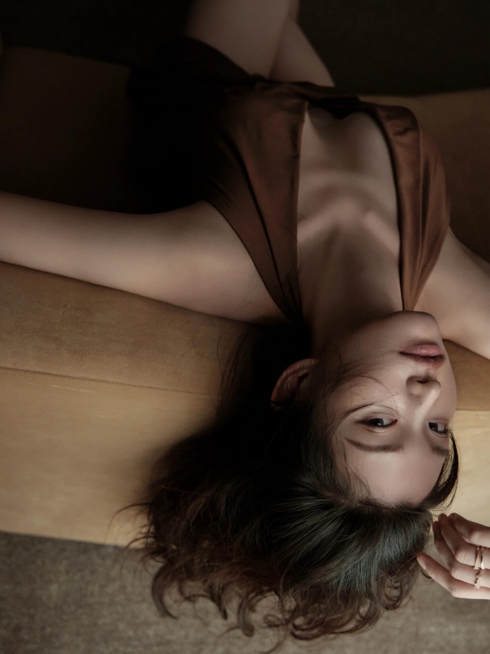 慵懒松弛美女写真，透露着野心与欲望-第8张图片-风享汇