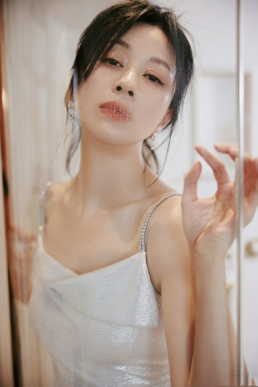 倪虹洁穿白色吊带裙，真是越来越有韵味 ​​​-第6张图片-风享汇