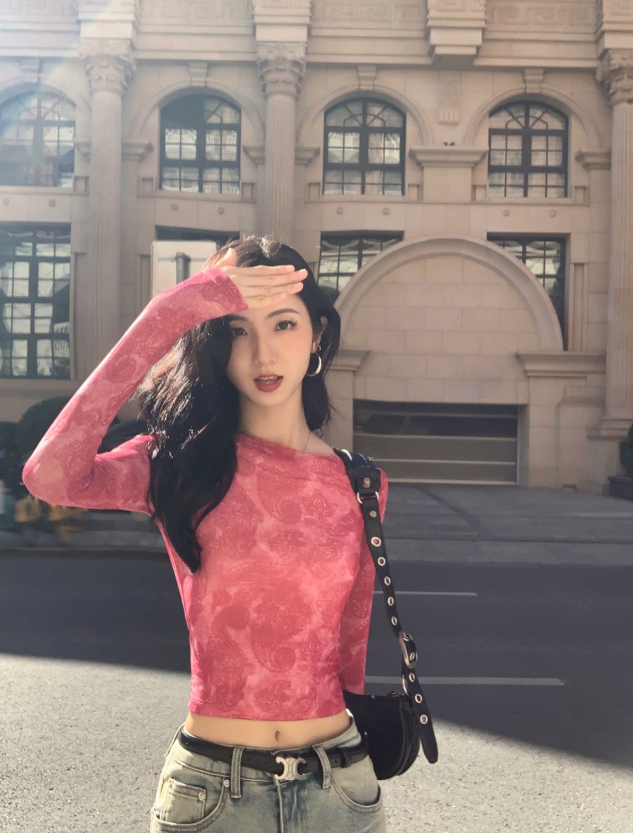 街拍不再僵硬!9 个超上镜的街头摆姿,轻松拍出时尚感-第4张图片-风享汇 街拍不再僵硬!9 个超上镜的街头摆姿,轻松拍出时尚感-第4张图片-风享汇
