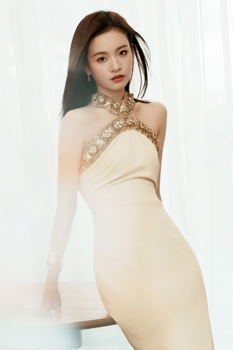 李庚希一袭白色长裙，尽显端庄气质-第6张图片-风享汇