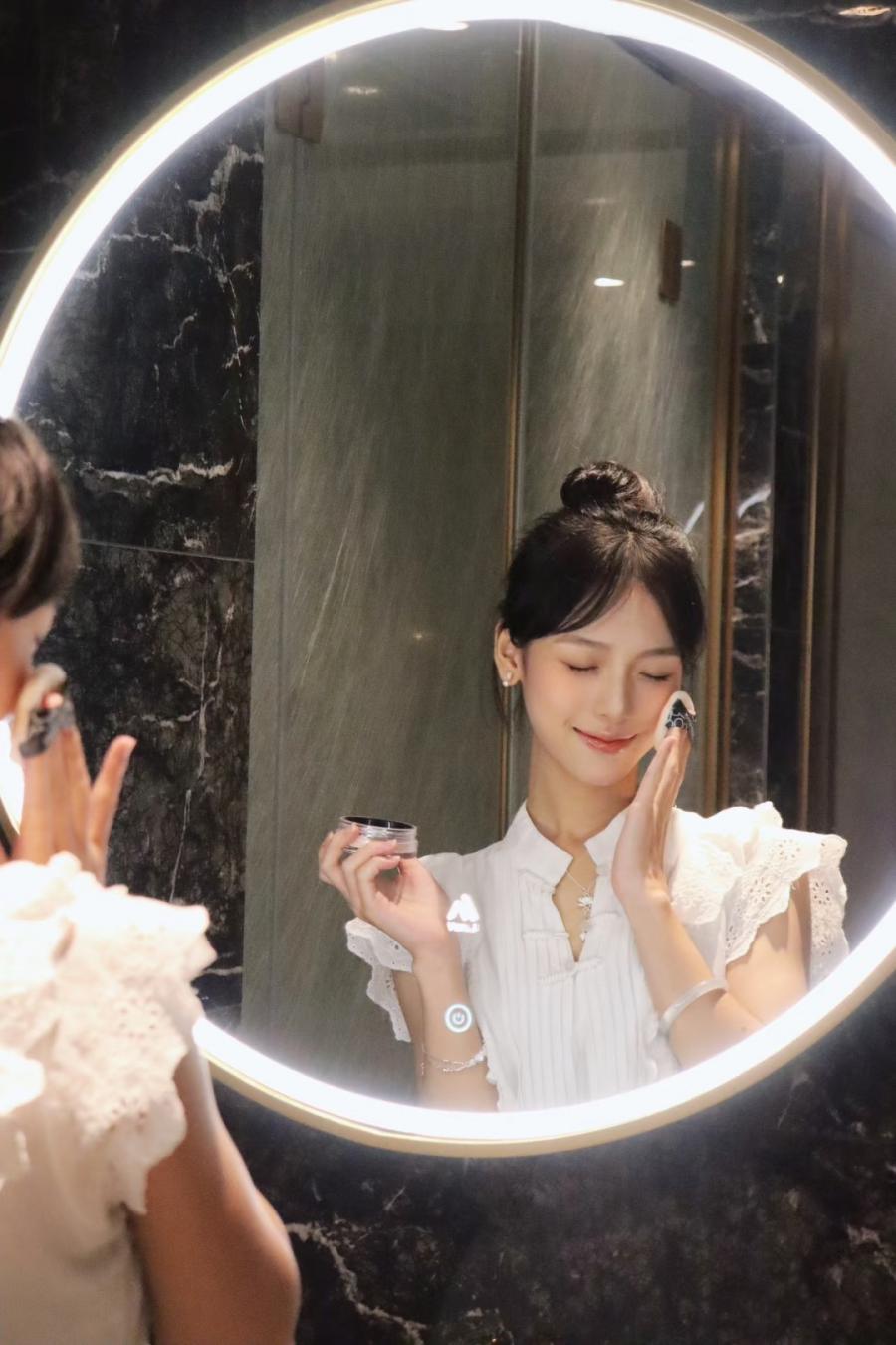 浴室镜前拍照:8个姿势轻松拍美妆达人-第2张图片-风享汇 浴室镜前拍照:8个姿势轻松拍美妆达人-第2张图片-风享汇