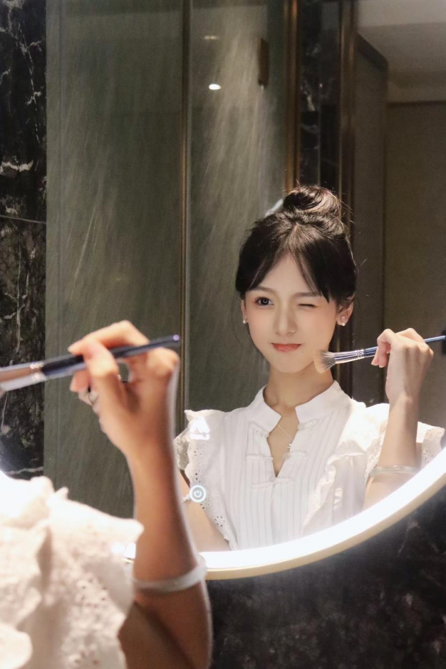 浴室镜前拍照:8个姿势轻松拍美妆达人-第3张图片-风享汇 浴室镜前拍照:8个姿势轻松拍美妆达人-第3张图片-风享汇