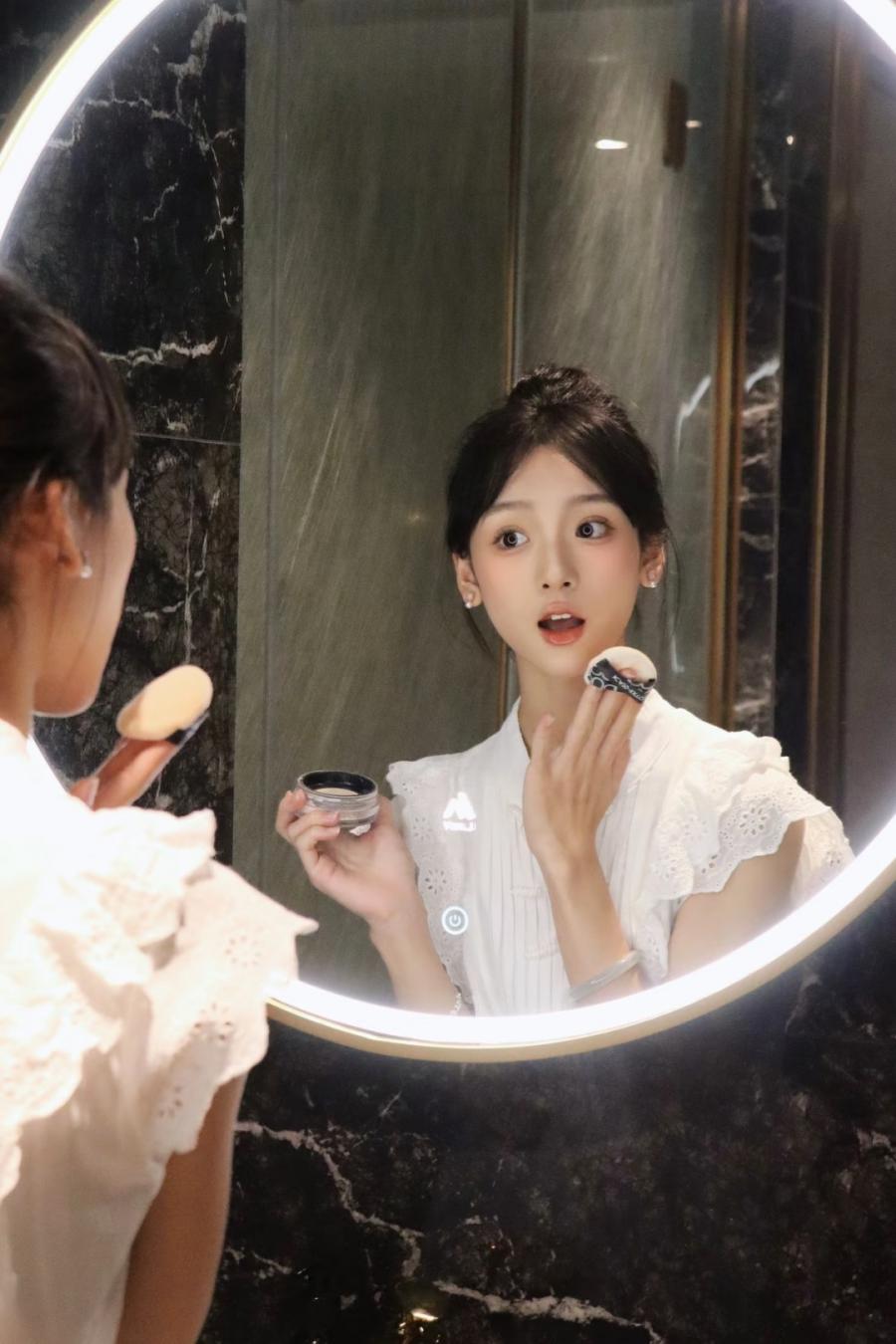 浴室镜前拍照:8个姿势轻松拍美妆达人-第4张图片-风享汇 浴室镜前拍照:8个姿势轻松拍美妆达人-第4张图片-风享汇
