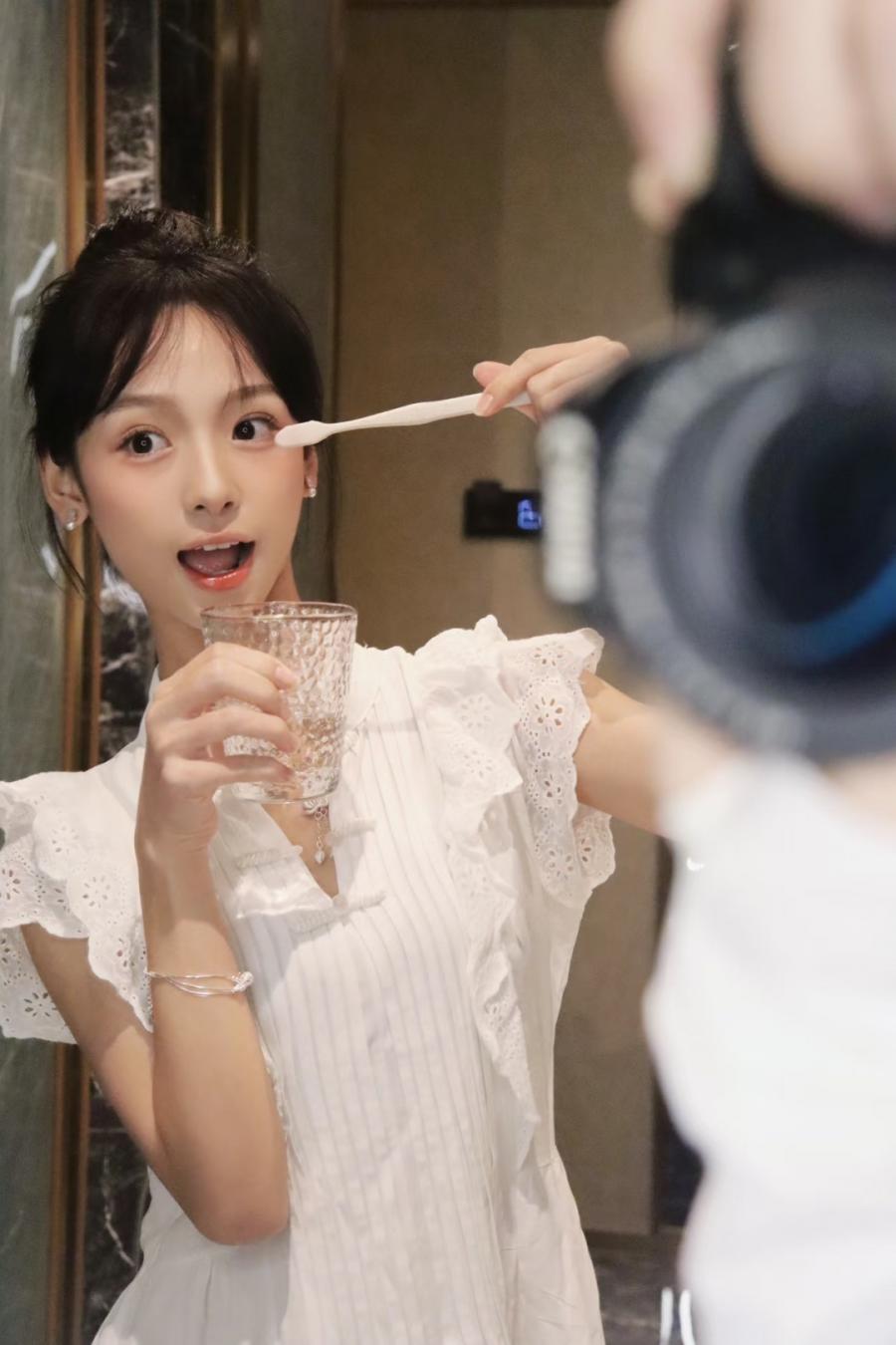 浴室镜前拍照:8个姿势轻松拍美妆达人-第5张图片-风享汇 浴室镜前拍照:8个姿势轻松拍美妆达人-第5张图片-风享汇